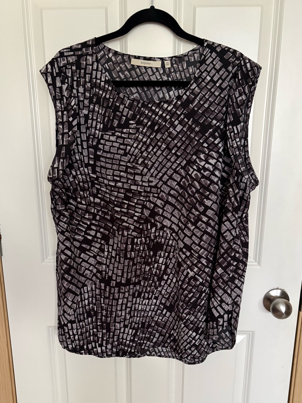 Sejour Black and Gray Abstract Geometric Cap-Sleeve Tank